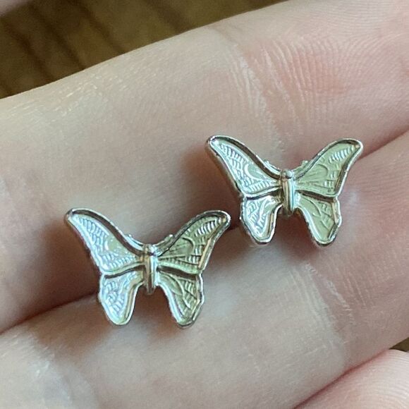 💛 Y2k Silver Tone Butterfly Earrings - Picture 3 of 4